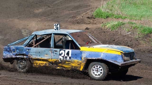 Ein Rallye-Auto auf einer matschigen Fahrbahn Ein Rallye-Auto auf einer matschigen Fahrbahn