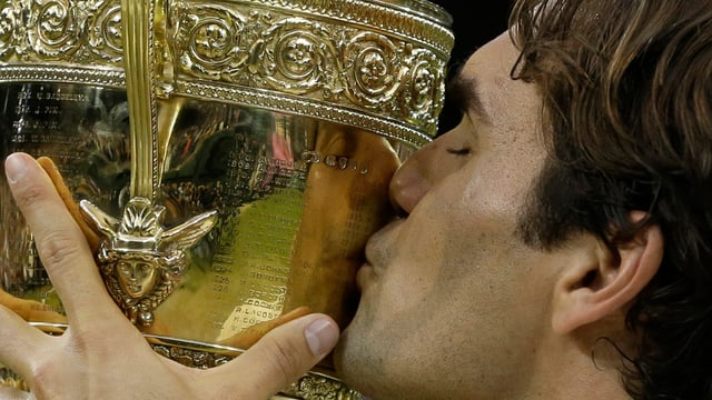 Roger Federer stemmt zum 7. Mal den Wimbledon-Pokal in die Höhe. Roger Federer stemmt zum 7. Mal den Wimbledon-Pokal in die Höhe.