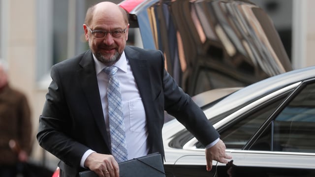 Schulz verlässt ein Auto. Schulz verlässt ein Auto.