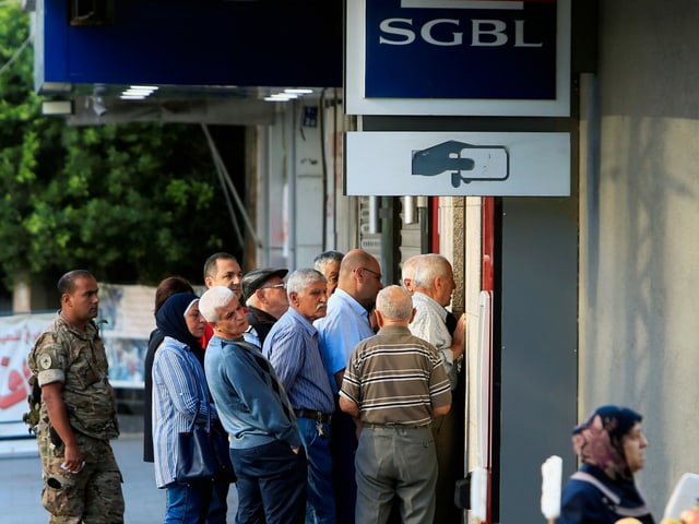 Menschen vor der Bank of Beirut Menschen vor der Bank of Beirut