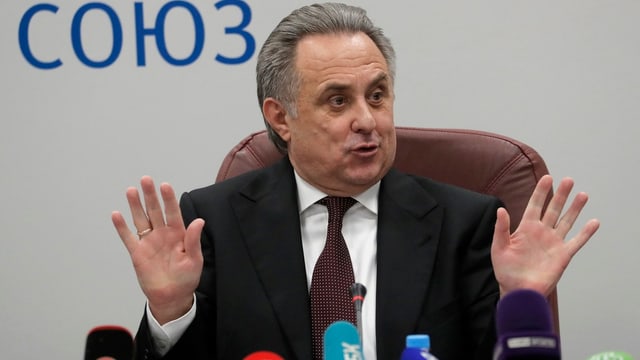 Mutko hinter Mikrofonen. Mutko hinter Mikrofonen.