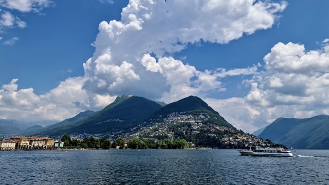 Blick auf den Luganersee, dahinter dicke Quellwolken über dem Monte Bre. Blick auf den Luganersee, dahinter dicke Quellwolken über dem Monte Bre.