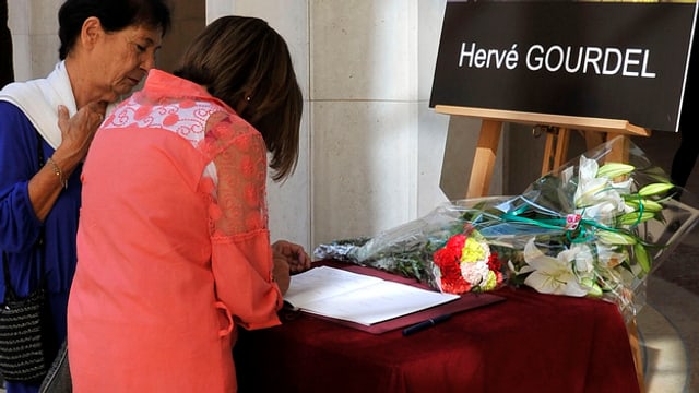 Zwei Frauen tragen sich in ein Kondolenzbuch für den ermordeten Bergführer ein. Zwei Frauen tragen sich in ein Kondolenzbuch für den ermordeten Bergführer ein.