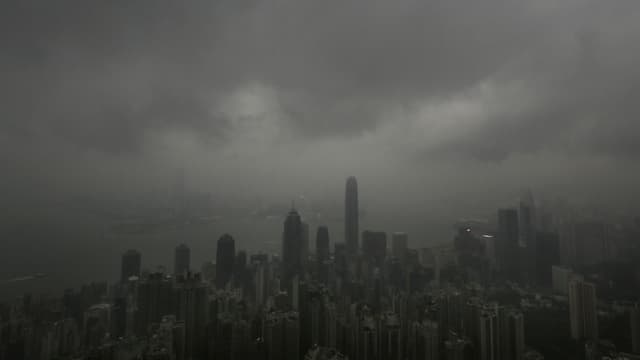 Schwarze Wolken liegen über der Millionen-Metropole Hingkong. Der Taifun «Usagi» ist im Anmarsch. (keystone) Schwarze Wolken liegen über der Millionen-Metropole Hingkong. Der Taifun «Usagi» ist im Anmarsch. (keystone)