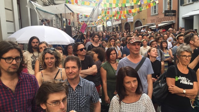 Viele Leute in einer Altstadtgasse Viele Leute in einer Altstadtgasse