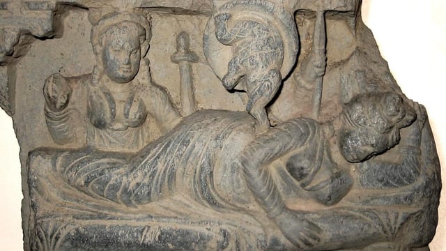 Eine Steinskulptur zeigt den weissen Elefant, wie er in Buddhas Mutter eingeht. Eine Steinskulptur zeigt den weissen Elefant, wie er in Buddhas Mutter eingeht.