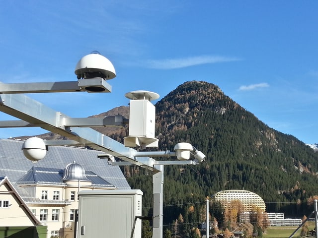 Eine Wetterstation, im Hintergrund das Seehorn. Eine Wetterstation, im Hintergrund das Seehorn.