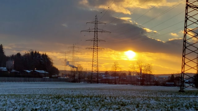 Sonnenuntergang über leicht verschneitem Feld. Sonnenuntergang über leicht verschneitem Feld.