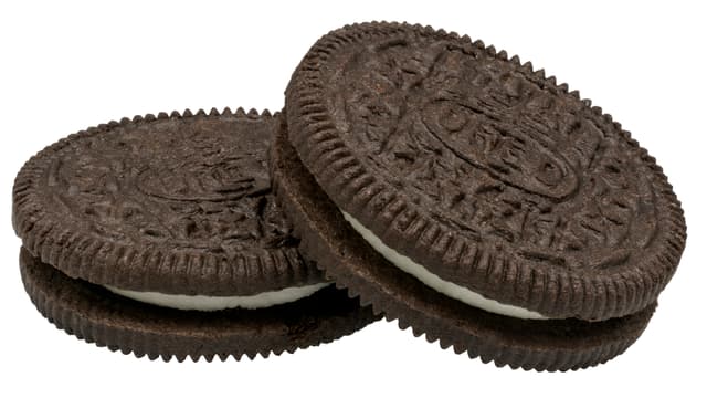 «Oreo»-Kekse, zwei dunkle Schoko-Scheiben mit einer weissen Füllung dazwischen. «Oreo»-Kekse, zwei dunkle Schoko-Scheiben mit einer weissen Füllung dazwischen.