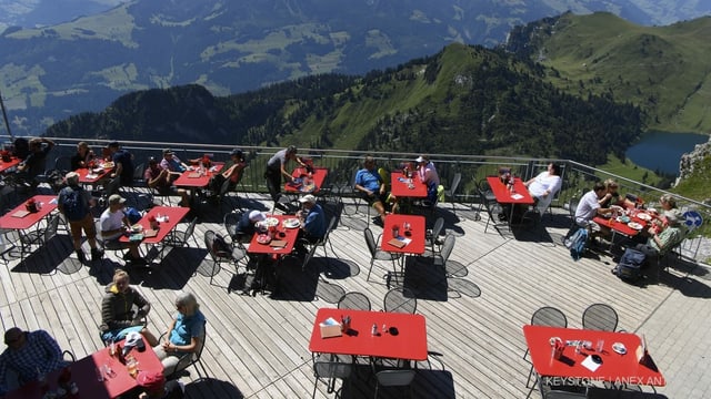 Eine Restaurantterasse mit Bergpanorama