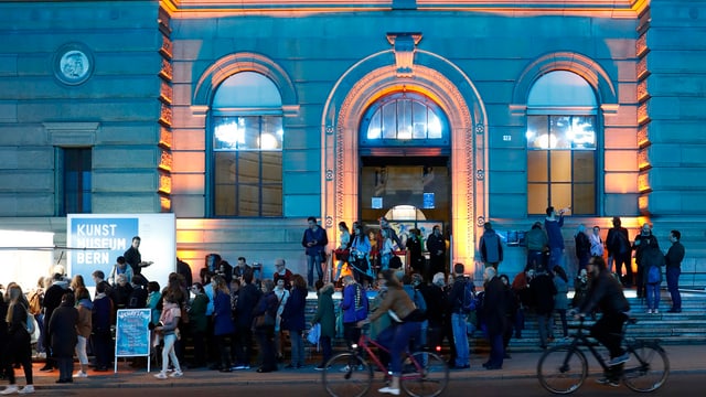 Viele Leute vor dem nächtlichen Kunstmuseum Bern Viele Leute vor dem nächtlichen Kunstmuseum Bern