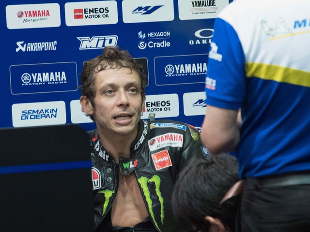 Valentino Rossi sitzt verschwitzt in der Box. Valentino Rossi sitzt verschwitzt in der Box.