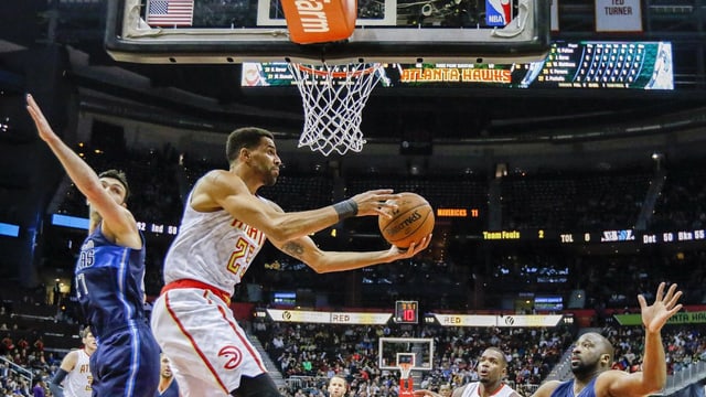 Thabo Sefolosha mit dem Ball unter dem Korb. Thabo Sefolosha mit dem Ball unter dem Korb.