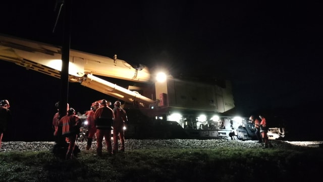 Bauarbeiter am entgeleisten Zug. Bauarbeiter am entgeleisten Zug.