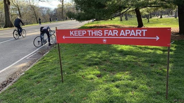 Schild mit den Abstandsregeln Schild mit den Abstandsregeln