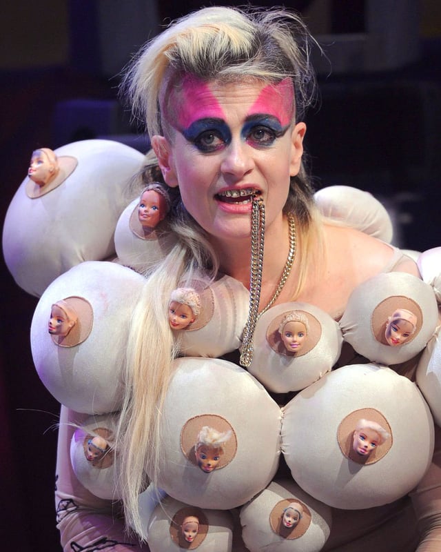 Peaches mit Brustkostüm. Peaches mit Brustkostüm.