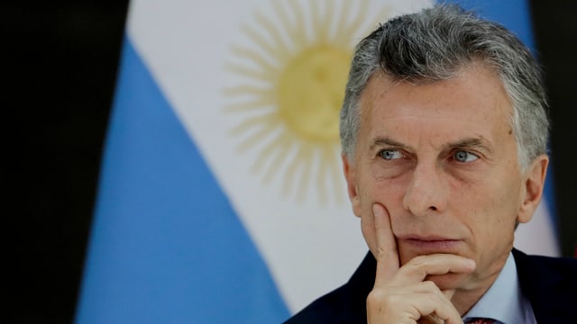 Ein Mann vor einer Argentinien-Flagge Ein Mann vor einer Argentinien-Flagge