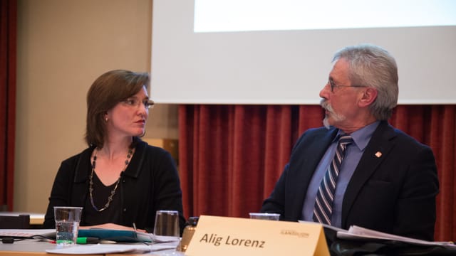 Carmelia Maissen en discussiun cun il president dal parlament Lorenz Alig. Carmelia Maissen en discussiun cun il president dal parlament Lorenz Alig.