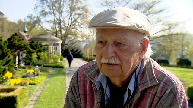 Mietek Przewrocki wird interviewt. Mietek Przewrocki wird interviewt.