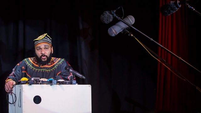 Dieudonné am Rednerpult. Dieudonné am Rednerpult.