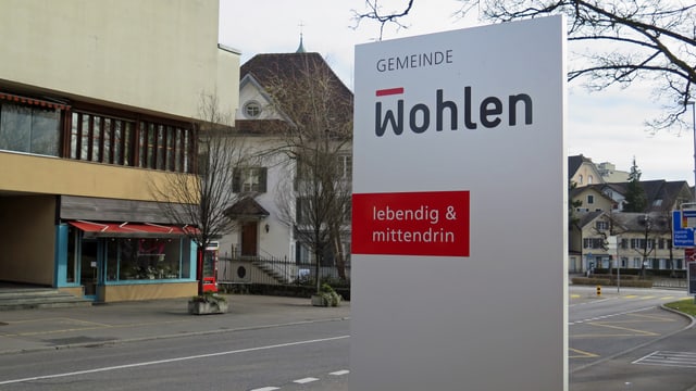 Schild der Gemeinde Wohlen im Dorf Schild der Gemeinde Wohlen im Dorf