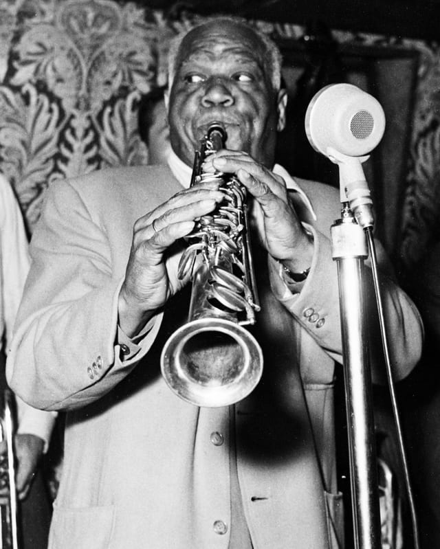 Der Jazz-Saxophonist Sidney Bechet aus New Orleans, bei einem Auftritt, undatierte Aufnahme aus den 50er-Jahren. Der Jazz-Saxophonist Sidney Bechet aus New Orleans, bei einem Auftritt, undatierte Aufnahme aus den 50er-Jahren.