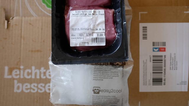 Abgepacktes Rindfleisch liegt auf Eispackung. Abgepacktes Rindfleisch liegt auf Eispackung.