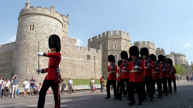 Royale Garde vor dem Schloss am durchlaufen