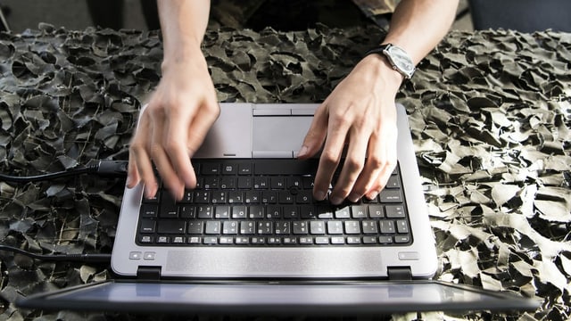 Soldat mit Laptop Soldat mit Laptop