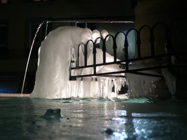 Beleuchtete Eisskulptur am Marktplatzbrunnen in Laufenburg.