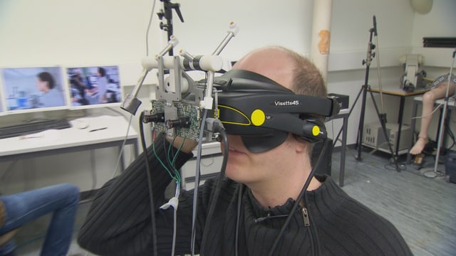 Ein Mann testet eine Virtual-Reality-Brille. Ein Mann testet eine Virtual-Reality-Brille.