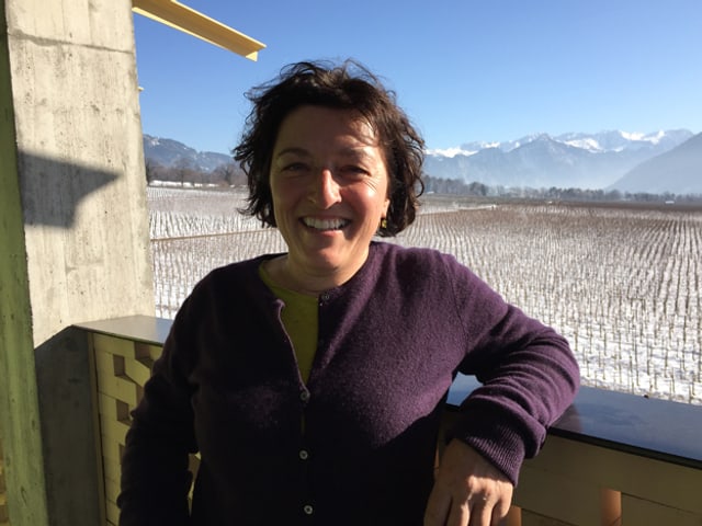 Martha Gantenbein vor dem Weingut. Martha Gantenbein vor dem Weingut.