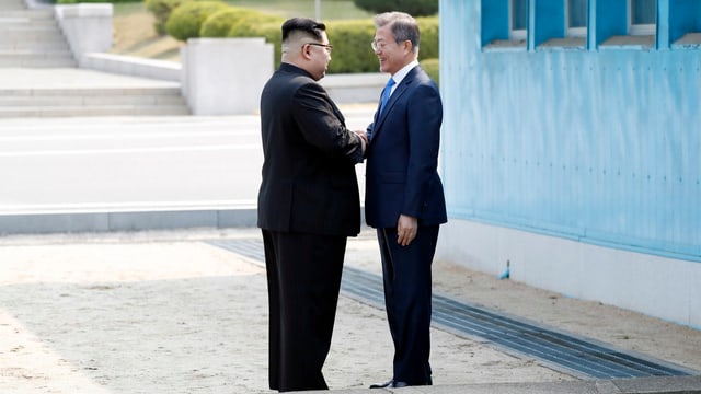 Kim und Moon geben sich die Hand Kim und Moon geben sich die Hand