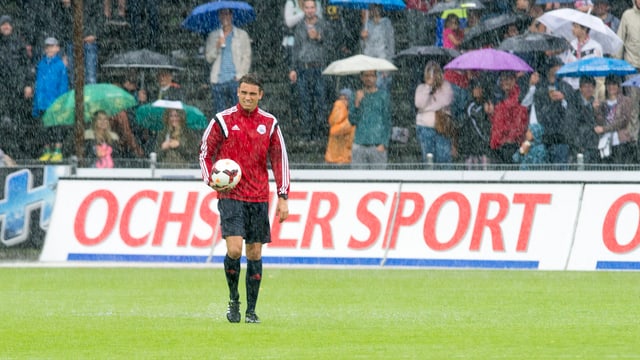 Fussballspieler des FC Aarau im Regen Fussballspieler des FC Aarau im Regen