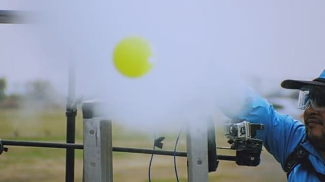 Video «Achtung! Experiment: Ballschuss mit Dampf (51/52)» abspielen Video «Achtung! Experiment: Ballschuss mit Dampf (51/52)» abspielen