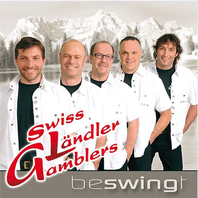 Die Swiss Ländller Gamblers in weissen Hemden vor Bergpanorama. Die Swiss Ländller Gamblers in weissen Hemden vor Bergpanorama.