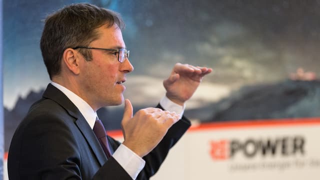 Il maletg mussa Kurt Bobst avant ina reclama da la Repower. Il maletg mussa Kurt Bobst avant ina reclama da la Repower.