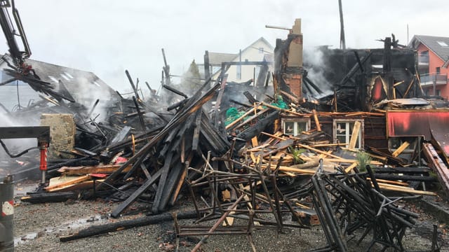 Verkohlte Holzlatten auf einem Haufen. Verkohlte Holzlatten auf einem Haufen.