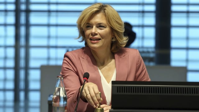 Die Bundeslandswirtschaftsministerin bei den Verhandlungen Die Bundeslandswirtschaftsministerin bei den Verhandlungen