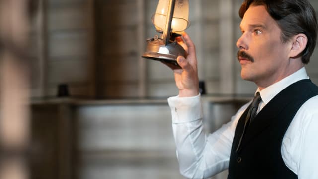 ein Mann hält eine Lampe hoch ein Mann hält eine Lampe hoch