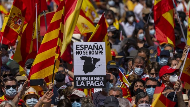 Demonstration in Madrid. Viele Flaggen in Rot und Gelb. Demonstration in Madrid. Viele Flaggen in Rot und Gelb.