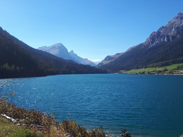Tiefblauer See bei Sufers.