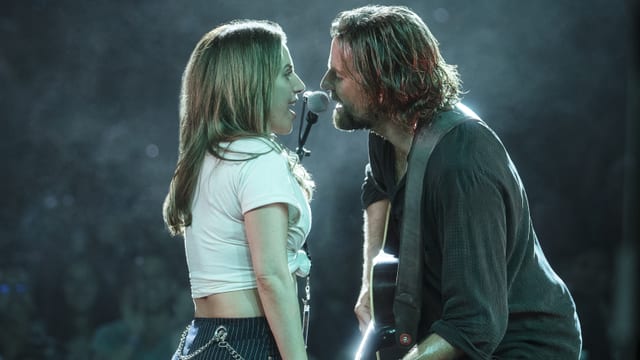Lady Gaga singt zusammen mit Bradley Cooper. Lady Gaga singt zusammen mit Bradley Cooper.