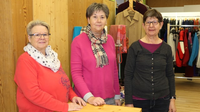 Frei Frauen stehen in einem Geschäft. Frei Frauen stehen in einem Geschäft.