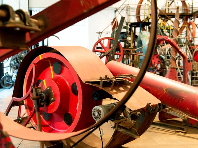 Tinguely-Skulptur mit roten Rädern. Tinguely-Skulptur mit roten Rädern.