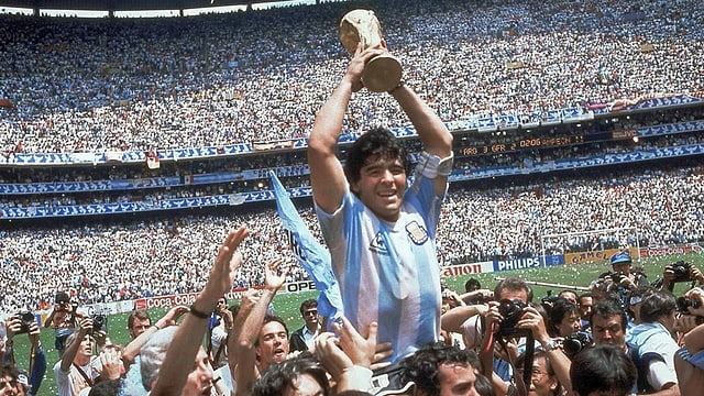 Auf dem Höhepunkt: Maradona mit dem Weltmeisterpokal 1986. Auf dem Höhepunkt: Maradona mit dem Weltmeisterpokal 1986.