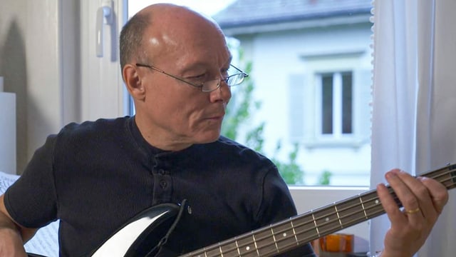 Mann mit Glatze und Brille an der Egitarre Mann mit Glatze und Brille an der Egitarre