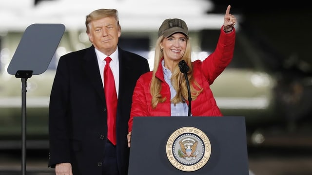 Kelly Loeffler am Rednerpult, hinter ihr steht Donald Trump. Kelly Loeffler am Rednerpult, hinter ihr steht Donald Trump.