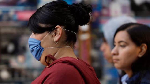 In Mexiko-Stadt tragen Menschen vermehrt Atemschutzmasken. In Mexiko-Stadt tragen Menschen vermehrt Atemschutzmasken.