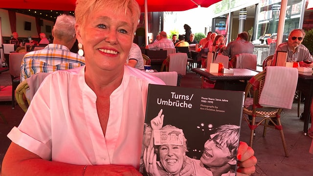 Ilona Jünemann mit dem Bild der schwedischen Fotografin Ann-Christine Jansson. Ilona Jünemann mit dem Bild der schwedischen Fotografin Ann-Christine Jansson.